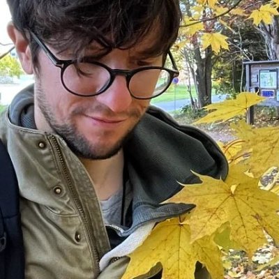 A picture of the author Karl Zylinski. He is standing among autumn leaves.